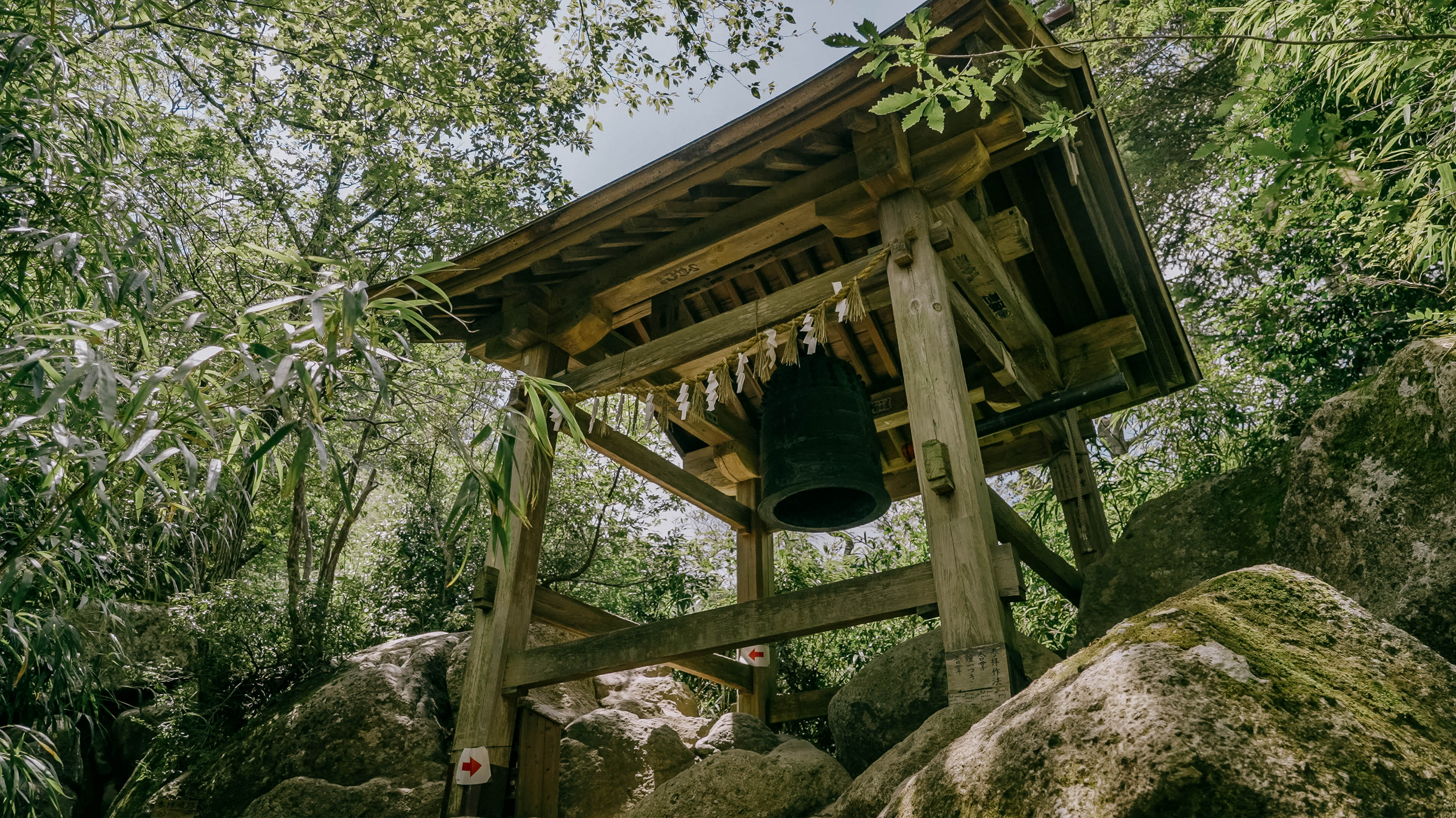 三徳山 登山シーン(鐘)-2
