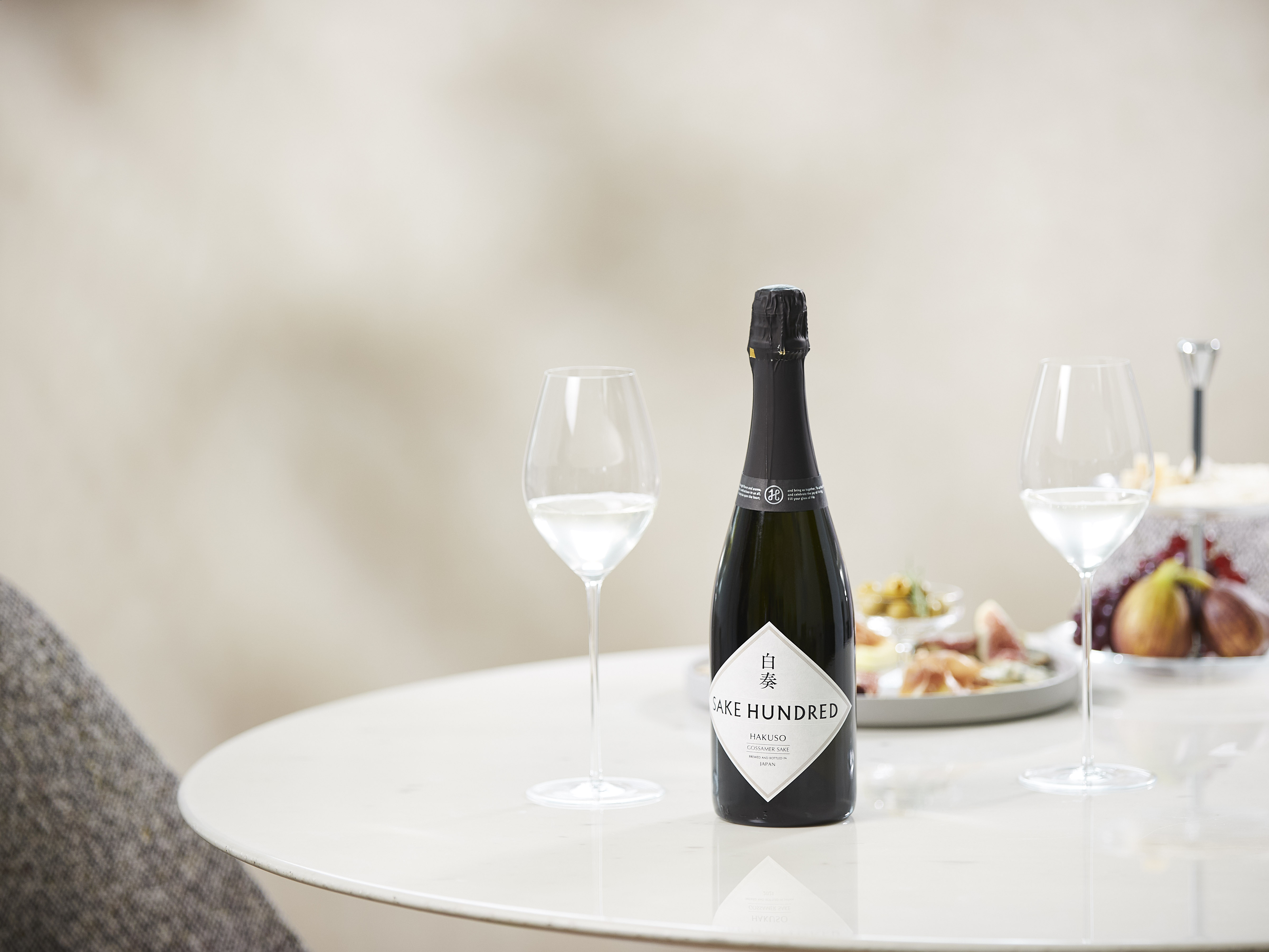 Hakuso_Main_LifeStyle_Bottle+Glass03_2401