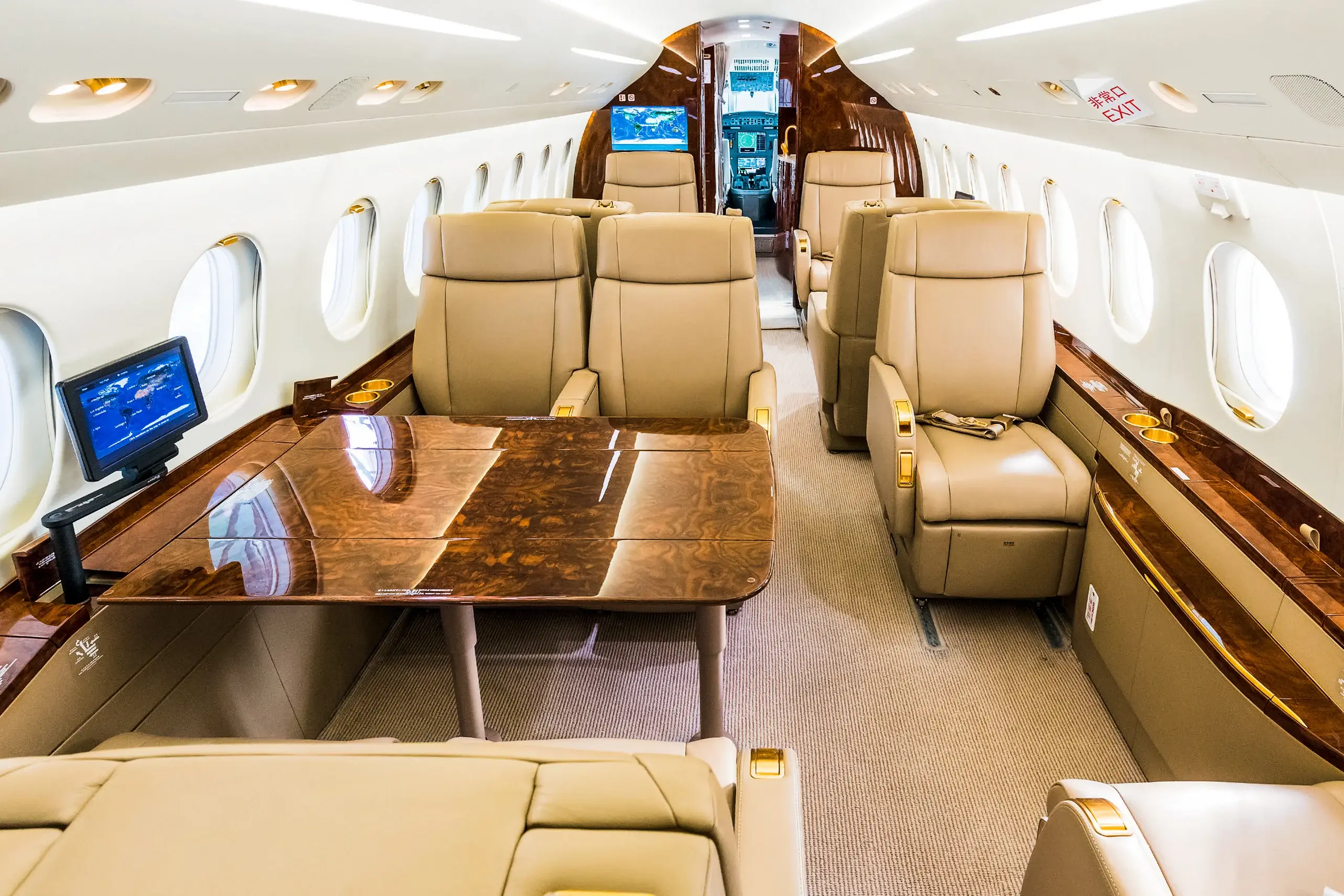 Falcon 2000LXS Gallery 1
